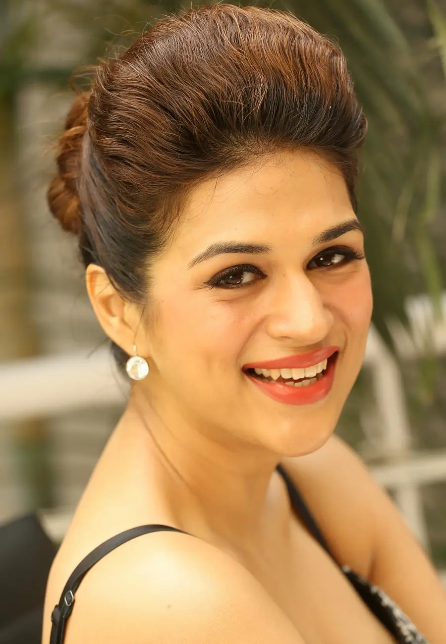 Shraddha Das Long Hair Smiling Face Closeup Wallpapers